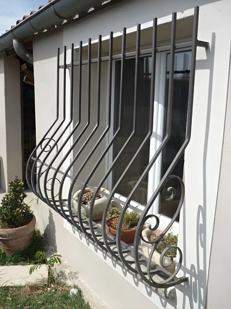 Warum sind manche Fenstergitter nach außen gebogen?