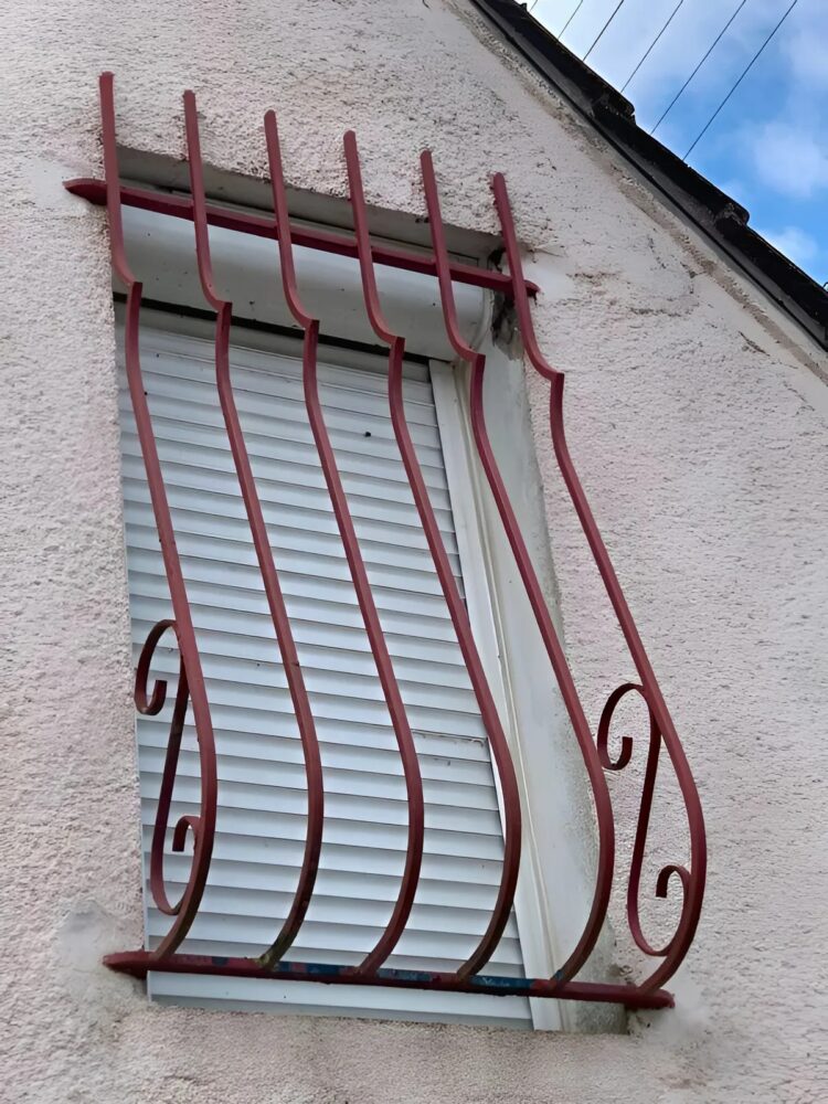 Warum sind manche Fenstergitter nach außen gebogen?