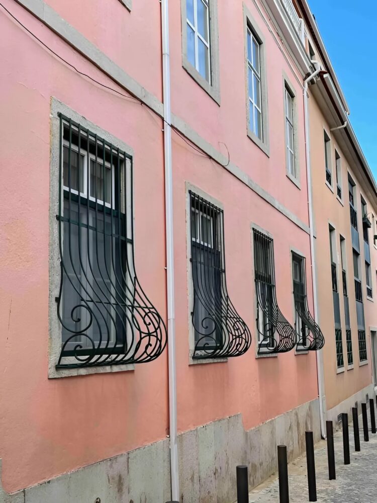 Warum sind manche Fenstergitter nach außen gebogen?