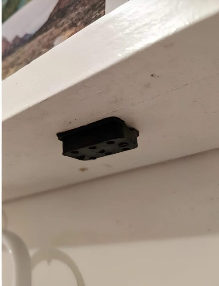 Ich bin nach meinem Urlaub wieder zur Arbeit zurückgekehrt und nach ein paar Tagen entdeckte ich dieses mysteriöse Objekt unter meinem Schreibtisch