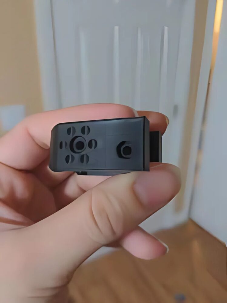 Ich bin nach meinem Urlaub wieder zur Arbeit zurückgekehrt und nach ein paar Tagen entdeckte ich dieses mysteriöse Objekt unter meinem Schreibtisch