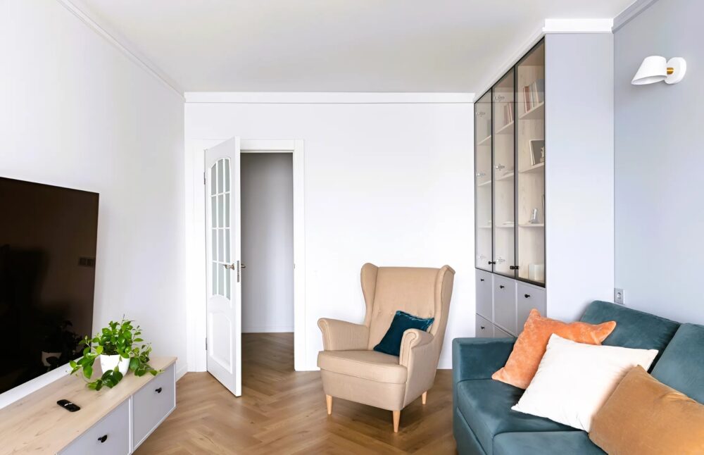 „Niemand glaubt, dass das dieselbe Wohnung ist!“ Die Familie kaufte eine alte Wohnung und verwandelte sie in ein echtes Schmuckstück