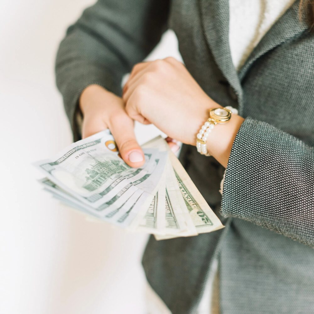 „Ich gebe dir 100 Millionen, wenn du den Tresor öffnest. Wenn es dir aber nicht gelingt, muss deine Mutter ein ganzes Jahr lang kostenlos für mich arbeiten“, — die Worte hingen in der Luft, und das Büro brach in Gelächter aus