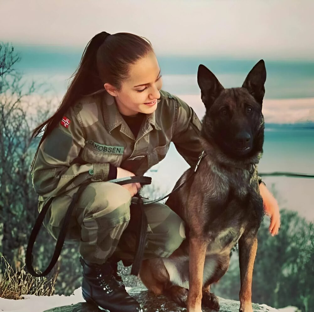 „Das ist kein Ort für Schwache, du bist nur ein Problem für meinen Zug“, demütigte der Sergeant die Rekrutin, doch als sein Blick auf ihre Namenskette fiel, erstarrte er vor Schock