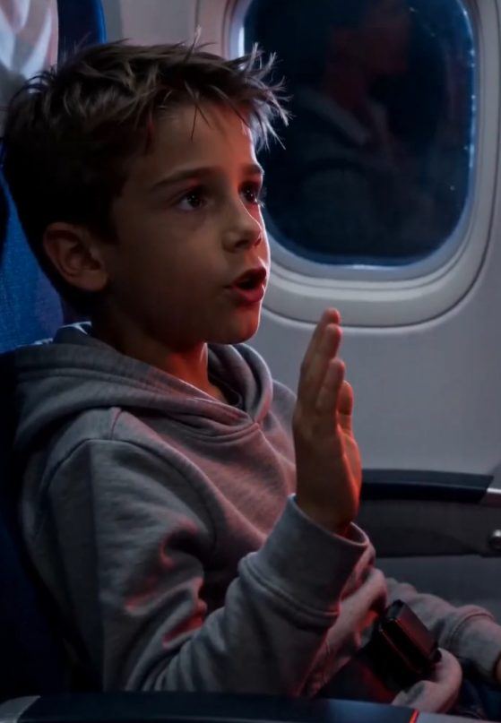 Die Flugbegleiterin stürmte mit kreidebleichem Gesicht vor Angst in die Kabine und schrie beinahe: „Ist hier ein Ingenieur?! Irgendjemand, der sich mit den Steuerungssystemen des Flugzeugs auskennt?!“